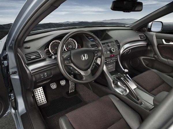 <strong>In regards to safety and comfort</strong>, the 2013 Honda Accord will add new technologies, these included the mechanism of lane assistance, collision warning, and blind-spot screen. They will also add the system to read text aloud through the multifunction display and Bluetooth, as the most relevant.