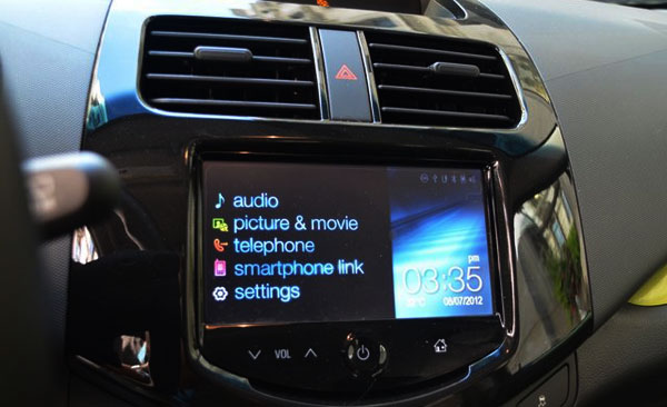 <strong>Photo: 2013 Chevrolet Spark (7-inch touch screen control).</strong> Chevrolet engineers also paid attention to the connectivity, which is one of the qualities that must have the current urban vehicles and in the case of the Spark, it allows the driver to be always in touch with the world thanks to the seven-inch touch screen that integrates the Chevrolet MyLink infotainment system which provides access to Pandora, Bluetooth and Navigation, as well as the integration for Smartphones and USB port.