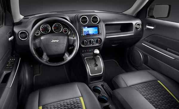 /carforum/images/2013-jeep-patriot-SUV-interior.jpg
