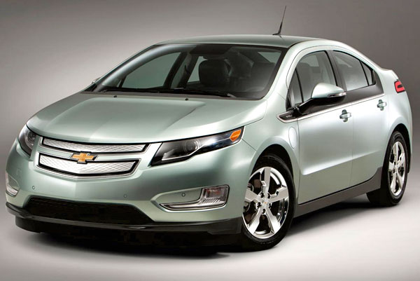 Lowering prices, GM seeks to attract those buyers who still do not feel confident of riding an electric car.