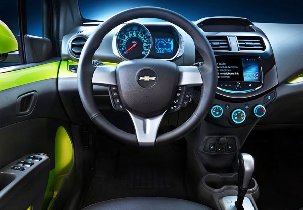 <strong>Photo: Chevrolet Spark 2013 (Interior)</strong>. The design per se is already quite striking and Chevrolet wanted to emphasize it more with colors such as: Salsa, Jalapeno, Denim, Lemonade and Techno Pink that complement the car with a good dynamic handling, systems like MyLink as well as high safety.