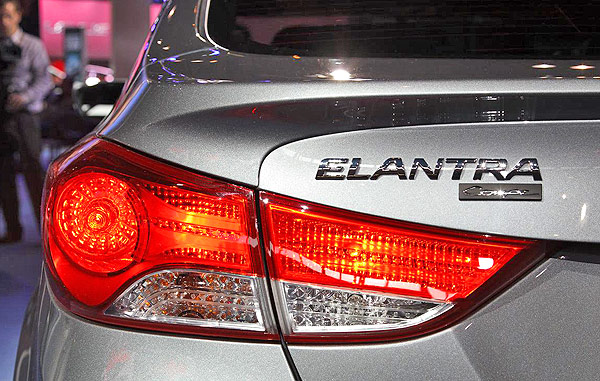 Badge, Taillight: Hyundai Elantra Coupe 2013