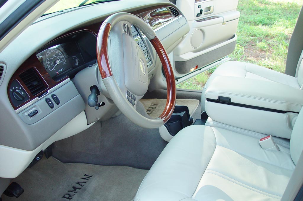 The <strong>Lincoln Town Car is one of the safest cars in the United States</strong>. Boasts a record of five stars rating obtained in the safety tests of the federal government in five categories for four consecutive years (2003-2006). It is appealing for its spacious seating for six and a cavernous trunk with plenty of storage space for luggage and golf clubs.