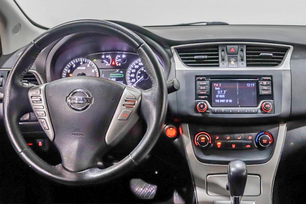 <strong>Nissan Sentra 2013 front, dashboard, and steering wheel.</strong>.