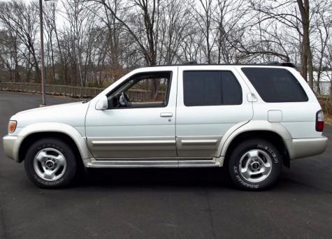 2000 Infiniti QX4 used luxury suv White