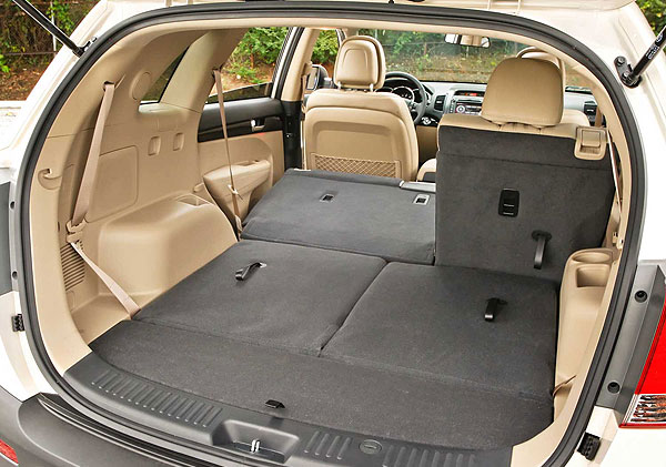 /pics/kia-sorento-cargo-area-rear-seats.jpg