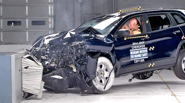 /autoblog/photos/2014-jeep-cherokee-crash-test-iihs.jpg