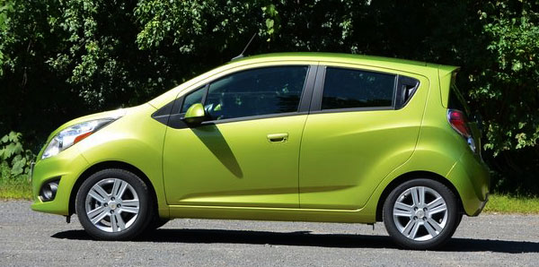 <strong>Photo: 2013 Chevrolet Spark (lateral / side).</strong> For all models is available an automatic transmission, four-speed, for an additional cost of $ 925 and it is the only model of its segment that has a performance warranty valid for five years or 100,000 miles, as well as the security of the OnStar system.