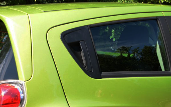 <strong>Photo: 2013 Chevrolet Spark (rear handle).</strong> It is hidden vertically in the upright.