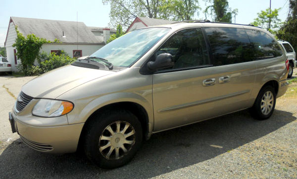 /cheapcarsimg/cheapest-chrysler-town-country.jpg