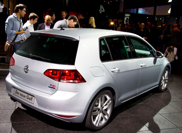 /cheapcarsimg/new-volkswagen-golf-7-rear.jpg