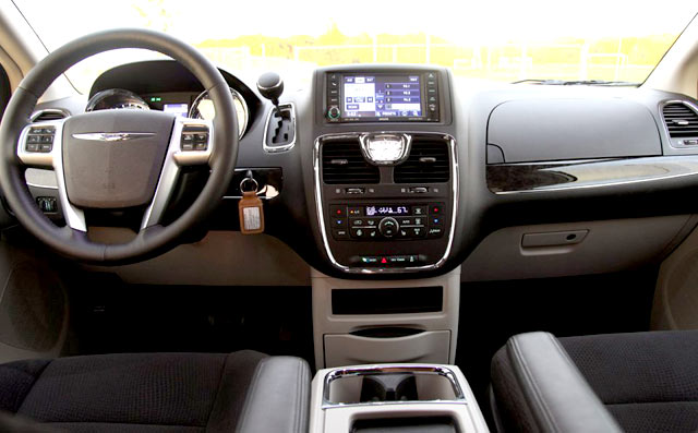 /pics/chrysler-town-country-2012-interior-dashboard.jpg