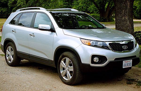 The Sorento 2013 remains a very valuable vehicle that you can get with all kinds of configurations and options in a matter of engines, transmissions, traction systems, seats, etc.,Â to attract almost any buyer. Everything is wrapped in a luxurious chassis, very well detailed which looks beautiful in the middle of the road.