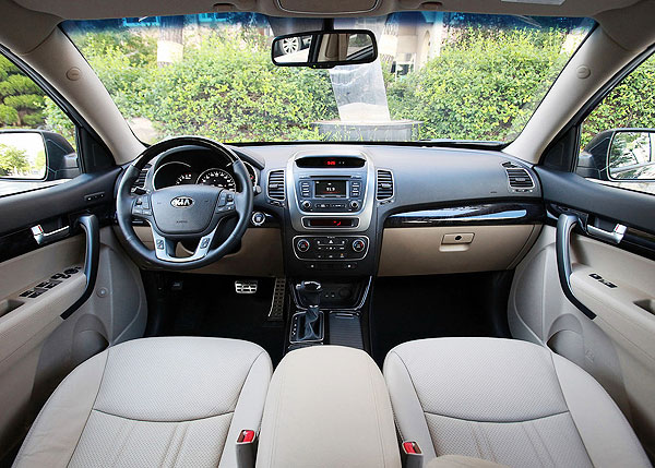 /pics/kia-sorento-2013-front-dashboard-seats-panels.jpg